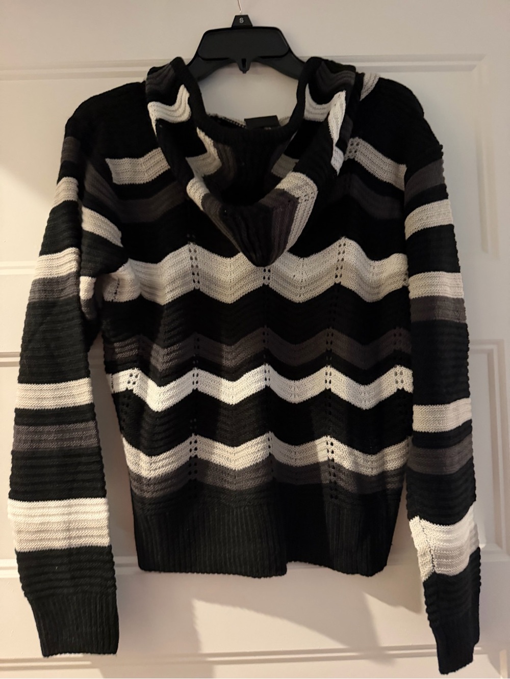 Women’s Hooded Chevron Stripe Sweater - Black & Gray